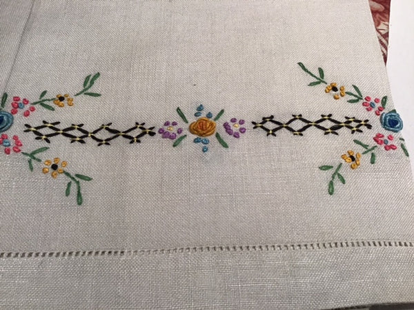 3 embroidered linen guest towels