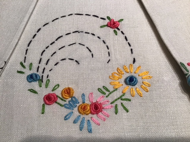 3 embroidered linen guest towels