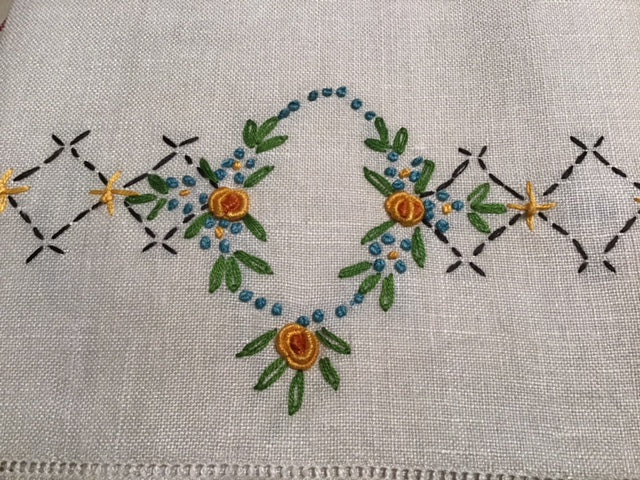 3 embroidered linen guest towels