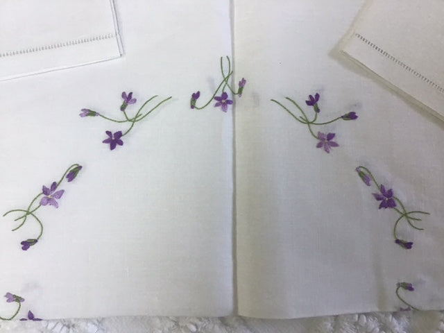 Lovely Vintage Linen Square tea cloth & napkins